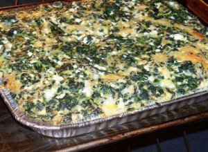 Recept online: Cibule zap�kan� se smetanou a �unkou: Oko�en�n� pl�tky cibule a kousky raj�at a �unky zape�en� s v�varem a smetanou