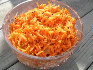 Recept online: Grapefruit s mrkv� a d��ov�mi sem�nky: Zdrav� a osv�uj�c� - mrkvov� sal�t a grapefruit s porc� d��ov�ch semen