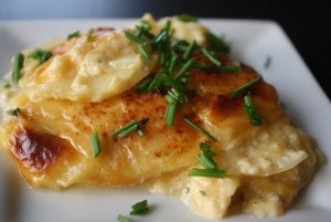 Recept online: Gratinovan� brambory: Syt� bramborov� pokrm- brambory zape�en� se smetanou, �esnekem a strouhan�m ement�lem