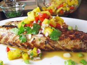 Recept online: Marinovan� vep�ov� pe�en�: Pe�en� vepov� maso p�edem marinovan� ve ���v� z ananasu s bylinkami a s�jovou om��kou