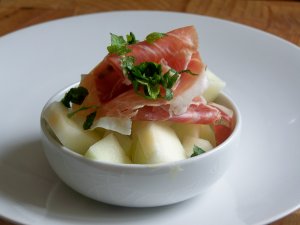Recept online: Meloun s parmskou �unkou: Delik�tn� p�edkrm z cukrov�ho melounu a pl�tk� parmsk� �unky