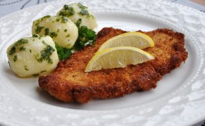 Recept online: Sma�en� ��zky z telec�ho masa: Dozlatova sma�en� ��ze�ky  obalen� ve strouhance  s citronov�mi �ezy