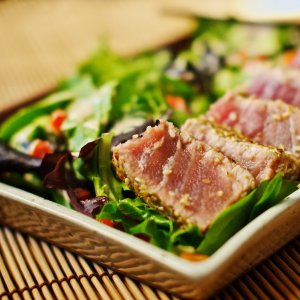 Recept online: Tu��k se zeleninou: Kousky tu��ka pova�en� se zeleninou, ko�en�m a b�l�m v�nem